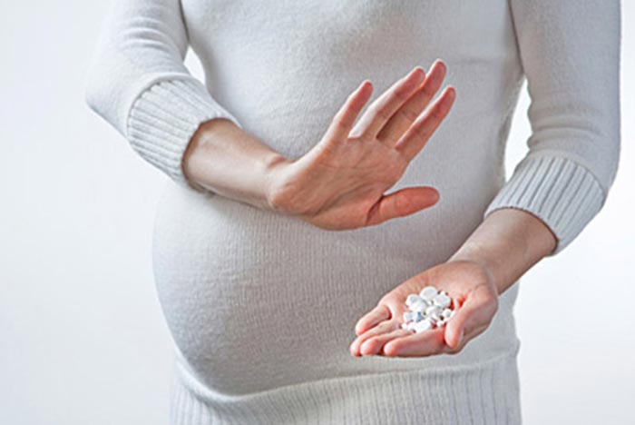 Bí kíp chăm sóc mẹ bầu 3 tháng đầu là tuyệt đối không được tự ý sử dụng thuốc