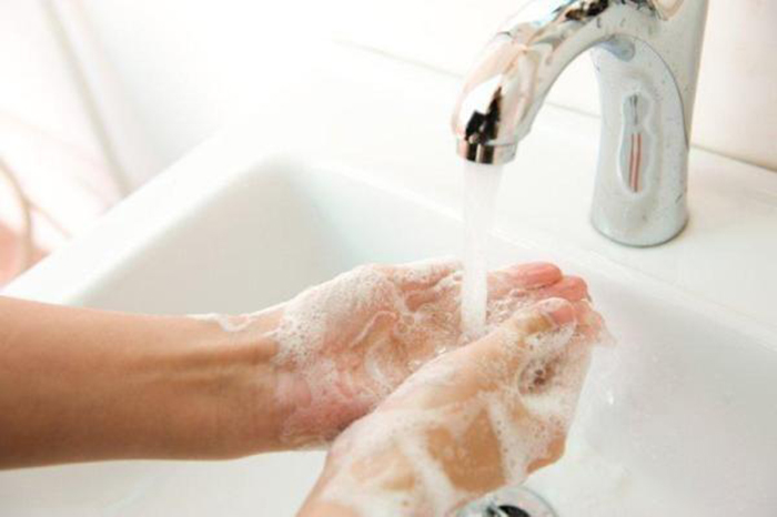 Rửa tay bằng xà phòng sát khuẩn trước khi ăn và sau khi đi vệ sinh