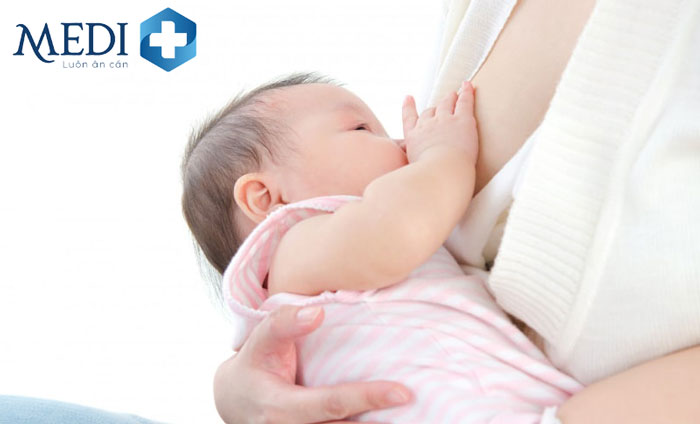 Sữa mẹ cung cấp nhiều chất dinh dưỡng cho bé, bao gồm cả sắt