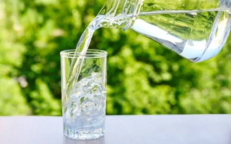 Uống đủ nước cũng có thể giúp giảm mùi hôi