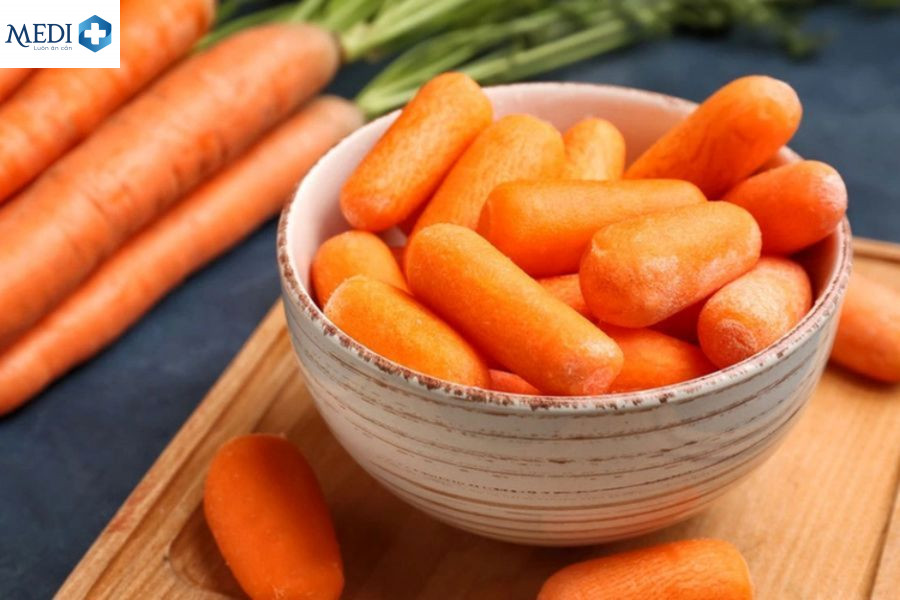 Ăn nhiều thực phẩm có màu như cà rốt cũng làm cho nước tiểu có màu cam