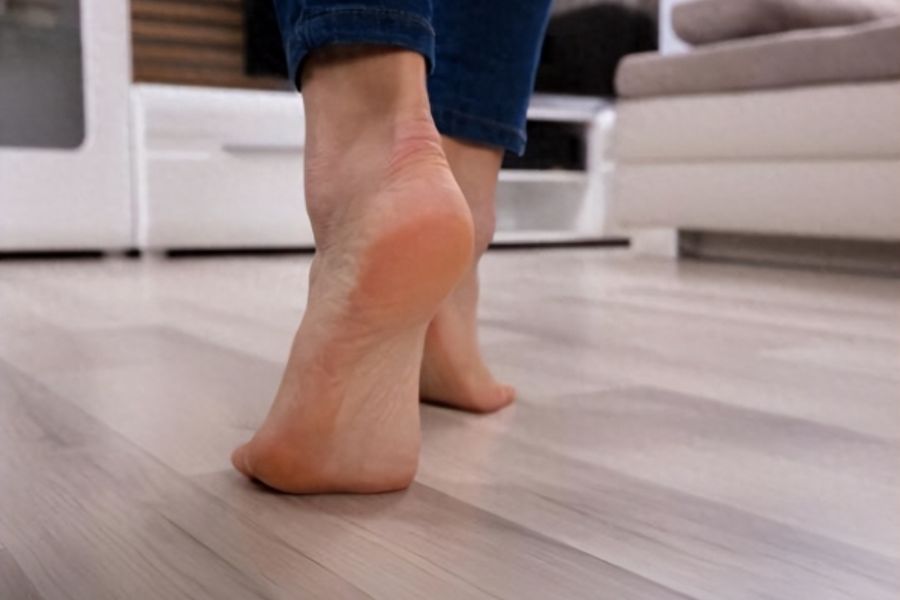 Đi bộ trên ngón chân (Toe Walking)